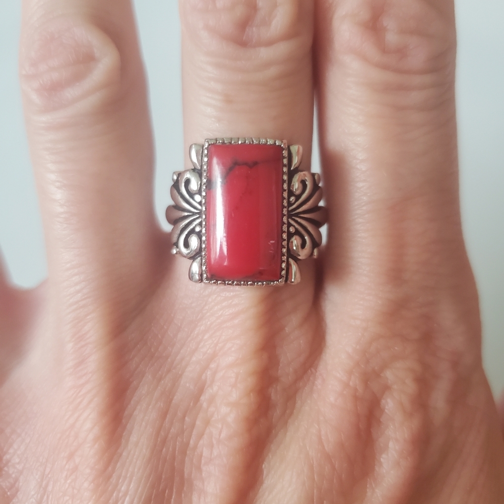 Red statement ring - Picture 3 of 4